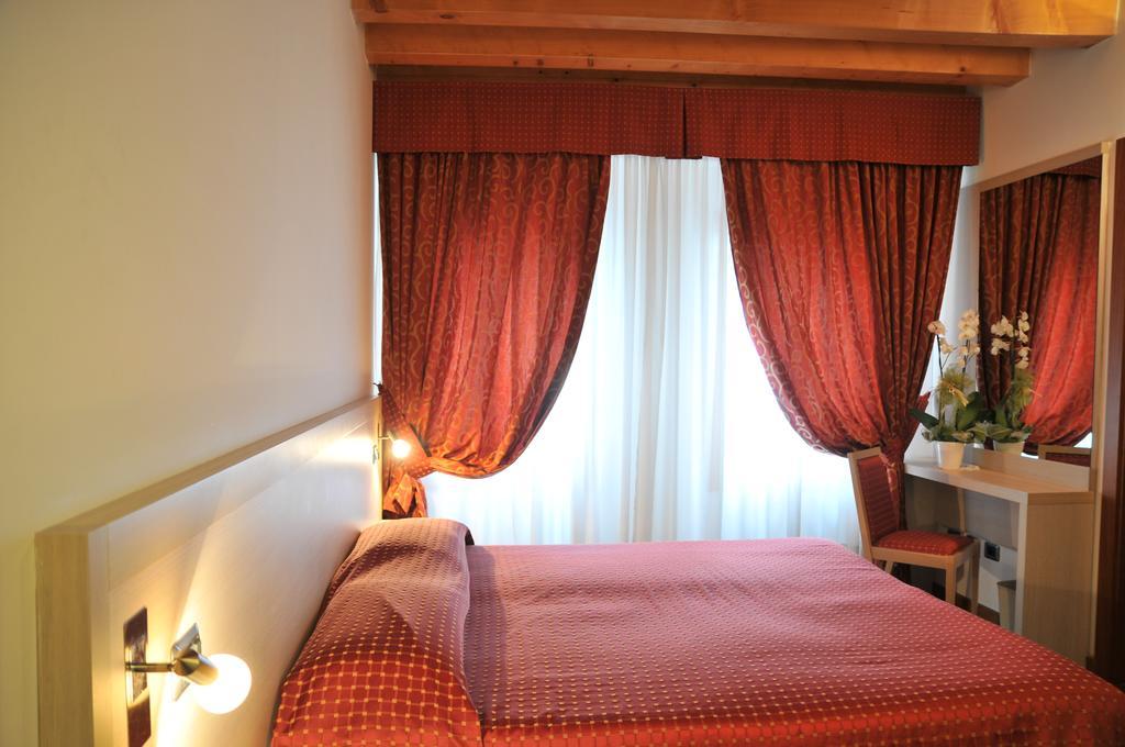 Hotel 5 Colonne Mirano Esterno foto